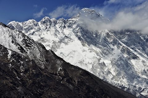 (FILEs) In this photograph taken on April 20, 2015, Mount Everest (Background) and the Nupse-Lohtse massif (Foreground) are seen from the village of Tembuche in the Kumbh region of north-eastern Nepal. An American climber died May 21, 2017 on his way to the summit of Mount Everest, expedition organisers said, the latest death to mar the ongoing climbing season. The 50-year-old mountaineer died close to the Balcony, a small platform above the 8,000-metre mark considered the mountain's "death zone". / AFP PHOTO / ROBERTO SCHMIDT