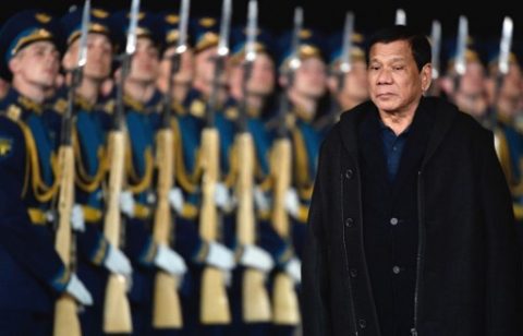 Philippine President Rodrigo Duterte reviews an honour guard upon his arrival at Moscow's Vnukovo Airport late on May 22, 2017. / AFP PHOTO / Alexander NEMENOV
