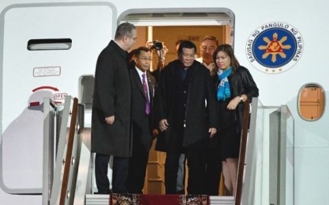 Philippine President Rodrigo Duterte (C) gets off the plane upon his arrival at Moscow's Vnukovo Airport late on May 22, 2017. / AFP PHOTO / Alexander NEMENOV