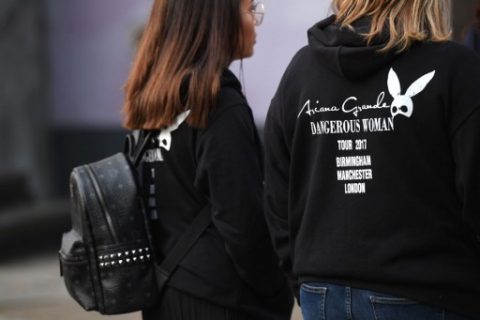 Fans of US singer Ariana Grande speak to members of the press in Manchester, northwest England on May 23, 2017. Twenty two people have been killed and dozens injured in Britain's deadliest teror attack in over a decade after a suspected suicide bomber targeted fans leaving a concert of Ariana Grande in Manchester. / AFP PHOTO / Paul ELLIS