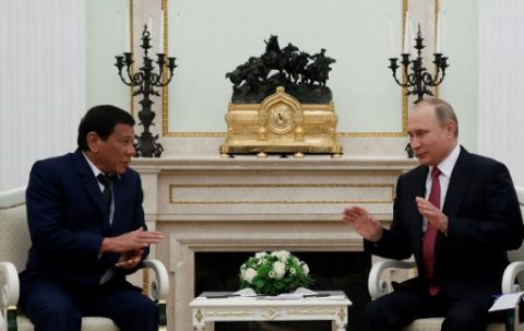 Russian President Vladimir Putin (R) meets with his Philippine counterpart Rodrigo Duterte at the Kremlin in Moscow late on May 23, 2017. / AFP PHOTO / POOL / MAXIM SHEMETOV