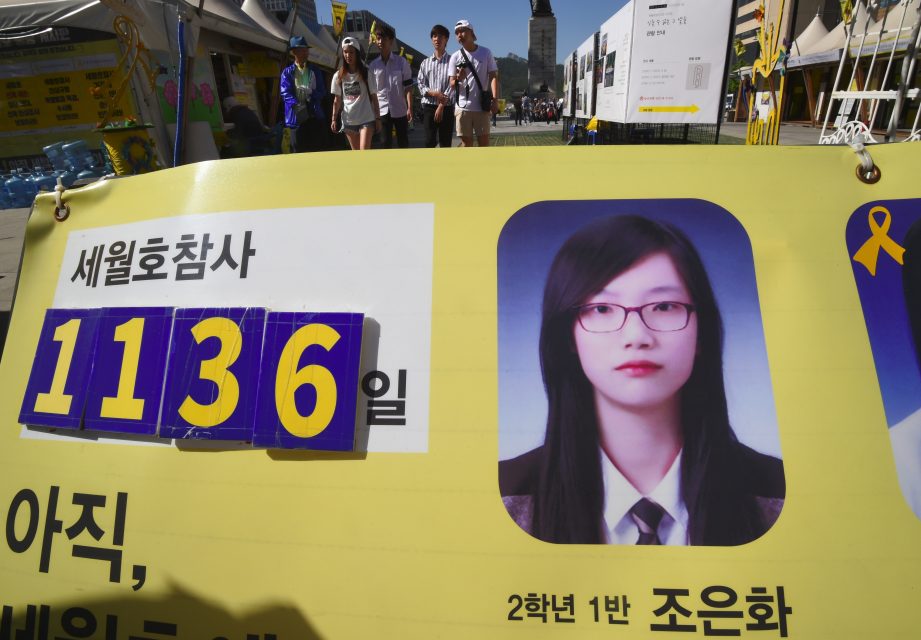 A portrait of Cho Eun-Hwa (R), one of four students who went missing in the 2014 South Korea's Sewol ferry disaster, is seen on a notice board near a memorial altar set up for the victims in Seoul on May 25, 2017. The board says it is the 1,136th day since the sinking. Choi's remains were confirmed through DNA test, a third victim to have been identified following the recovery of the sunken Sewol ferry, officials said. / AFP PHOTO / JUNG Yeon-Je