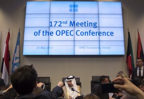 Saudi Arabias energy minister and president of the Organization of the Petroleum Exporting Countries (OPEC), Khalid al-Falih (C), attends the 172nd meeting of the OPEC Conference, at OPEC headquarters in Vienna, Austria, on May 25, 2017. Oil producers from inside and outside OPEC are expected to extend their agreement to cap production in an effort to boost prices. / AFP PHOTO / JOE KLAMAR