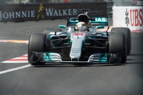 Mercedes' British driver Lewis Hamilton drives during the first practice session at the Monaco street circuit on May 25, 2017 in Monaco, three days ahead of the Monaco Formula 1 Grand Prix. / AFP PHOTO / BERTRAND LANGLOIS