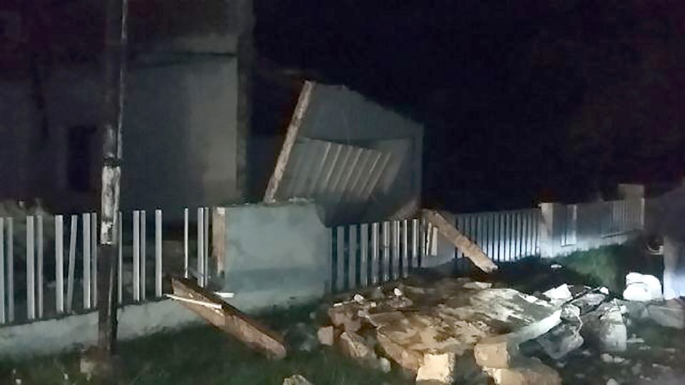 This photo taken on May 29, 2017 in Poso, on the central Indonesian island of Sulawesi, shows the collapsed wall of a building after a shallow, 6.6-magnitude earthquake hit inland. There were no immediate reports from officials of casualties or damage after the quake, which USGS said hit at a depth of nine kilometres (six miles) at 10:35 pm (1435 GMT), 80 kilometres from the city of Palu. / AFP PHOTO / STR