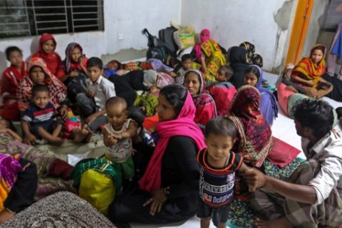 Bangladeshi villagers take refuge in a cyclone shelter following an evacuation by authorities in the coastal villages of the Cox's Bazar district on May 29, 2017 as Cyclone 'Mora' gradually approaches towards the coastline. Bangladesh has evacuated nearly 300,000 people as Cyclone Mora barrelled towards its southeastern coast at speeds of more than 85 kilometres (53 miles) per hour, officials said May 29. / AFP PHOTO / STR