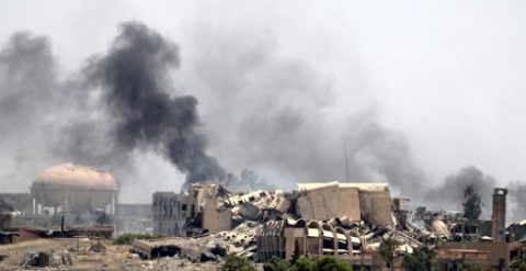 Smoke billows in a neighbourhood of west Mosul on May 30, 2017 during ongoing battles between Iraqi forces to retake the city from Islamic State (IS) group fighters. Iraqi forces pressed forward with a broad offensive targeting Islamic State group-held areas in west Mosul and called for civilians to leave areas where fighting is taking place. / AFP PHOTO / KARIM SAHIB