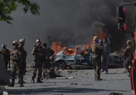 Afghan security forces personnel are seen at the site of a car bomb attack in Kabul on May 31, 2017. At least 49 people were killed or wounded on May 31 as a massive blast ripped through Kabul's diplomatic quarter, shattering the morning rush hour and bringing carnage to the streets of the Afghan capital. / AFP PHOTO / SHAH MARAI