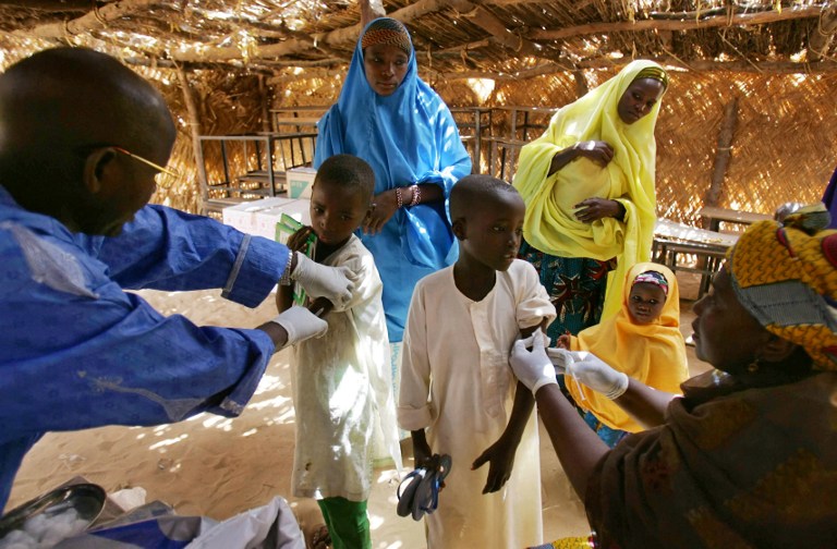 FILE PHOTO: Children are vaccinated against meningitis 17 March 2006 in Tchadoua near Maradi in South west Niger. Doctors without boarders (MSF), the Red Cross and the Health Ministery of Niger have embarked on a massive inocculation campaign targeting the population aged between 1 and 30 to combat the ressurgance of the disease. Last year Niger recorded 44 deaths due to cerebro-spinal meningistis and noted some 600 cases near Maradi. AFP PHOTO ISSOUF SANOGO / AFP PHOTO / ISSOUF SANOGO