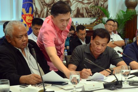 President Rodrigo Duterte signs the report on the Martial Law declaration in Mindanao for submission to Congress on the sidelines of the special Cabinet meeting at the Presidential Guest House in Panacan, Davao City on May 25, 2017. (Photo courtesy Presidential Communications Office)