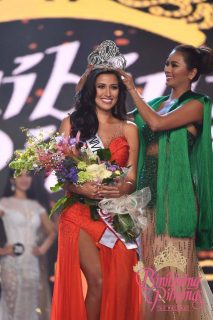 Bb. Pilipinas-Universe 2017 bet Rachel Peters is crowned by the Philippines' 2016 bet in the last Ms. Universe Maxine Medina. (Photo courtesy Bb. Pilipinas official facebook page).