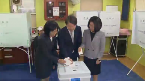 South Korean presidential candidate of the Liberty Korea Party, Hong Joon-Pyo, casting vote and speaking to media. (Photo grabbed from Reuters video)