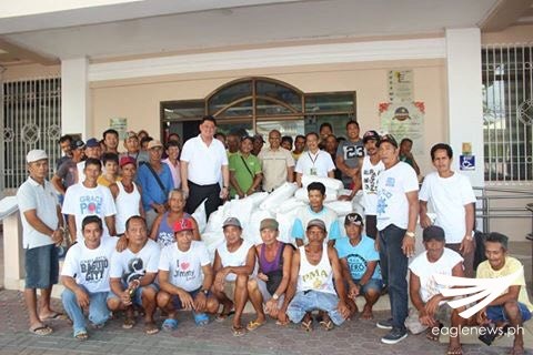 Mga magsasakang nakinabang sa ipinamahaging libreng hybrid na punla ng palay, kasama ang ilang lokal na opisyal ng bayan ng Mauban, Quezon.