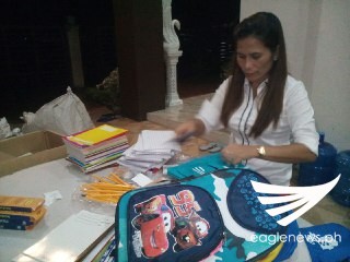 Halimbawa ng mga kagamitan sa pag-aaral na ipinamahagi sa mga kabataan.