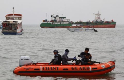 Philippine coast guard personnel patrol the waters on a speed boat near Davao City and Samal island, off the southern island of Mindanao on September 25, 2015, during the search for kidnapped foreigners. Gunmen holding three foreigners and one Filipina hostage slipped past a naval cordon and escaped to remote mountains in the southern Philippines, leaving few clues to their identities, police said September 23. AFP PHOTO / Dennis Jay Santos / AFP PHOTO / DENNIS JAY SANTOS