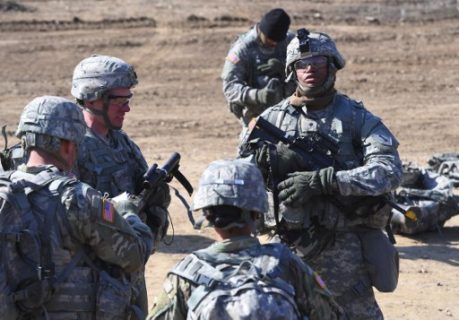 US soldiers gather during their drill at a military training field in the border city of Paju on March 7, 2017. The US military has begun deploying the THAAD anti-ballistic missile defense system to South Korea, US Pacific Command said, with its first elements arriving on March 6, to protect against threats from North Korea. / AFP PHOTO / JUNG Yeon-Je