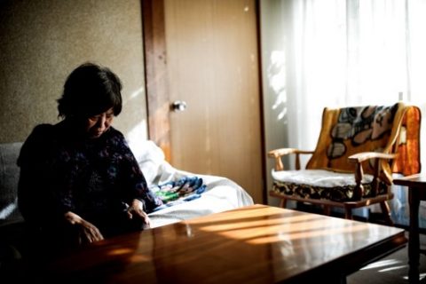 In this picture taken on January 10, 2017, dementia-stricken Kimiko Ito sits in the living room of her house in Kawasaki. One of the world's most rapidly aging and long-lived societies, Japan is at the forefront of an impending global healthcare crisis. Authorities are bracing for a dementia timebomb and their approach could shape policies well beyond its borders. / AFP PHOTO / BEHROUZ MEHRI / TO GO WITH Japan-society-ageing-dementia,FEATURE by Natsuko FUKUE