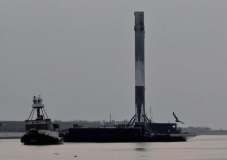 Space X's Falcon 9 first stage arrives in Port Canaveral, Florida, on April 4, 2017 aboard its landing platform ship, the autonomous spaceport drone ship (ASDS) named "Of Course I Still Love You." SpaceX CEO and founder Elon Musk said he wants to go further in the reuse of his rockets after successfully launching the first stage of a Falcon 9 rocket that was recycled from a previous flight. / AFP PHOTO / BRUCE WEAVER