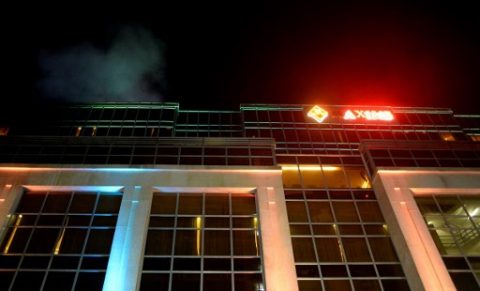 A picture taken on June 2, 2017 shows smoke coming out the roof of the Resorts World Hotel in Manila following an assault. A gunman was on the loose at a casino complex in the Philippine capital on June 2, 2017 after firing an assault rifle in a gambling room, but nobody has been reported shot or taken hostage, the national police chief said. People ran screaming out of Resorts World Manila, which is across a road from one of the main terminals of the Philippines' international airport, after the man fired what police chief Ronald dela Rosa said was an M4 assault / AFP PHOTO / NOEL CELIS