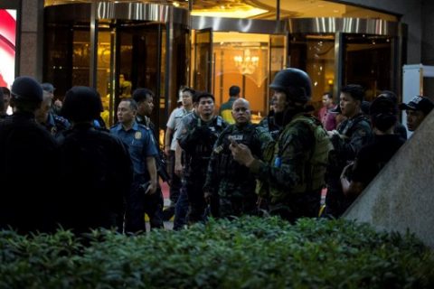 Philippine National Police (PNP) chief Ronald Dela Rosa (C) gestures as he speaks while he stands guard by the Resorts World Hotel in Manila on June 2, 2017 following an assault. A gunman was on the loose at a casino complex in the Philippine capital on June 2, 2017 after firing an assault rifle in a gambling room, but nobody has been reported shot or taken hostage, the national police chief said. People ran screaming out of Resorts World Manila, which is across a road from one of the main terminals of the Philippines' international airport, after the man fired what police chief Ronald dela Rosa said was an M4 assault  / AFP PHOTO / NOEL CELIS