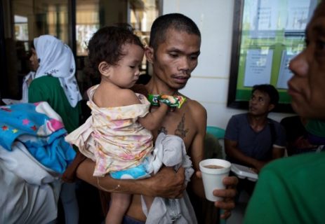 Julio Lasola and 2 years old Manequin Lasola arrive at the Lanao Del Sur Capitol after being trapped for 11 days in at Pangarungan Village in Marawi City, on the southern island of Mindanao on June 3, 2017. Philippine troops battle Islamists in the southern city of Marawi, with nearly two weeks of clashes claiming at least 175 lives. / AFP PHOTO / NOEL CELIS