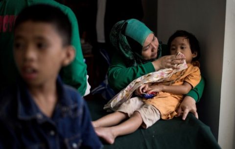 A volunteer doctor tends to a boy that was trapped for 11 days with his family at Pangarungan Village in Marawi City, on the southern island of Mindanao on June 3, 2017. Philippine troops battle Islamists in the southern city of Marawi, with nearly two weeks of clashes claiming at least 175 lives. / AFP PHOTO / NOEL CELIS