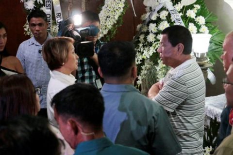 Philippines' President Rodrigo Duterte (R) talks to the wife of Eleuterio Reyes, one of the victims who died in an attack at the Resorts World Manila casino and hotel complex, on June 3, 2017, in Manila. Philippine authorities said on June 3 they still did not know the identity of the gunman who killed 37 people when he torched a casino, as dramatic security footage was released showing him calmly firing his automatic rifle at security guards and trying to steal gambling chips or money. The masked man stormed into the complex in Manila on June 2 with an M4 automatic rifle and a bottle of petrol, before setting alight a number of different rooms in the complex. / AFP PHOTO / Joseph Agcaoili
