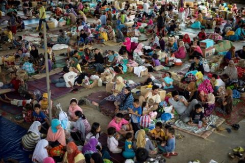 Evacuees from Marawi City camp rest at the Saguiaran Townhall in Lanao del Sur on the southern island of Mindanao on June 5, 2017. Efforts to rescue up to 2,000 civilians trapped in fighting between government forces and Islamist militants in a Philippine city failed on June 4 when a proposed truce ended in a hail of gunfire and explosions, authorities and witnesses said. / AFP PHOTO / NOEL CELIS