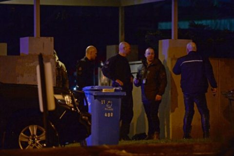 Police are pictured in the Melbourne bayside suburb of Brighton on June 5, 2017, after a woman was held against her will in an apartment block in an incident authorities had yet to determine whether was terrorism-related. Australian police on June 5 shot dead a man who took the woman hostage in a Melbourne apartment, after the body of another man was found in the building's lobby. The woman escaped safely but three officers were injured as police stormed the building. / AFP PHOTO / Mal Fairclough