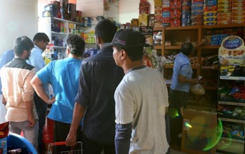 People buy snacks at a shop in Doha, on June 5, 2017. Saudi Arabia also closed its borders with Qatar, effectively blocking food and other supplies exported by land to Qatar after Arab nations including Saudi Arabia and Egypt cut ties with Qatar, accusing it of supporting extremism, in the biggest diplomatic crisis to hit the region in years. Local media in Qatar reported there was already some panic buying as people stock up on food. / AFP PHOTO / STRINGER