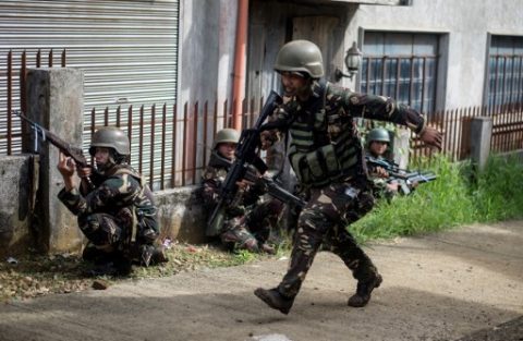 Philippine Army Scout Rangers take positions during a mission to flush out Islamist militant snipers in Marawi, on the southern island of Mindanao on June 6, 2017. With bomb-proof tunnels, anti-tank weapons hidden in mosques, human shields and a "mastery" of the terrain, Islamist militants holed up in a southern Philippine city are proving a far tougher opponent than military chiefs expected. / AFP PHOTO / NOEL CELIS