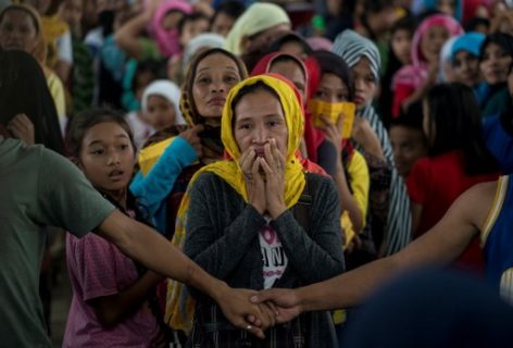 Evacuees queue for relief goods distributed at an covered basketball court used as an evacuation centre in Balo-i, Iligan, on the southern Philippine island of Mindanao on June 8, 2017. Nearly 200 people have been reported killed since militants flying black flags of the Islamic State group went on a rampage in Marawi, the main Muslim city in the predominantly Catholic Philippines, on May 23. / AFP PHOTO / NOEL CELIS