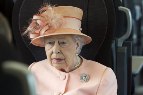 Britain's Queen Elizabeth II takes a train from Slough to London Paddington to mark the 175th anniversary of the first train journey by a British monarch on June 13, 2017. / AFP PHOTO / POOL / PAUL EDWARDS
