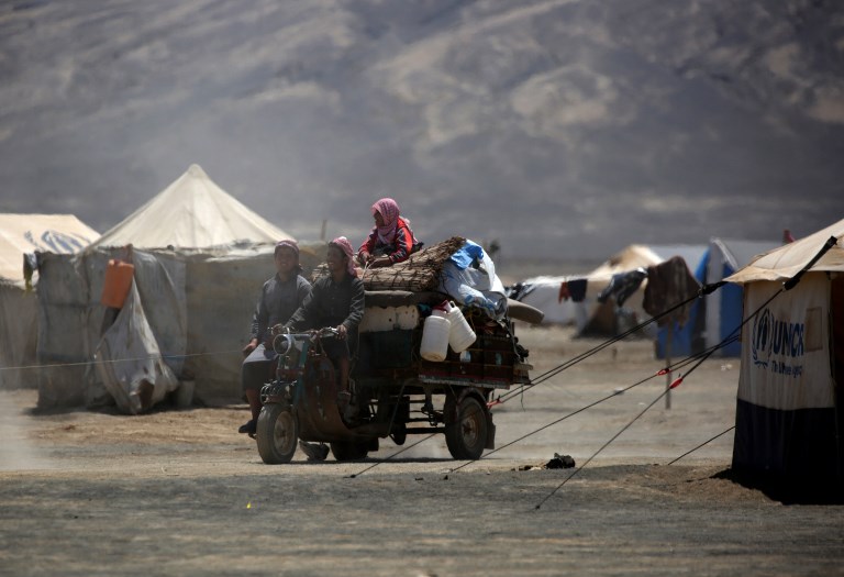 Syrians displaced from Raqa arrive at the al-Karamah camp, some 20 kilometres east of the Islamic State (IS) group's Syrian bastion, on June 13, 2017. The battle to oust the Islamic State group from its stronghold of Raqa is creating daunting challenges for aid groups responding to the latest humanitarian crisis in the Syrian conflict. / AFP PHOTO / DELIL SOULEIMAN