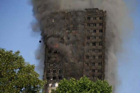 Smoke billows from Grenfell Tower as firefighters attempt to control a huge blaze on June 14, 2017 in west London. The massive fire ripped through the 27-storey apartment block in west London in the early hours of Wednesday, trapping residents inside as 200 firefighters battled the blaze. Police and fire services attempted to evacuate the concrete block and said "a number of people are being treated for a range of injuries", including at least two for smoke inhalation.   / AFP PHOTO / Daniel LEAL-OLIVAS