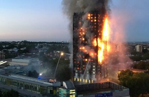 This handout image received by local resident Natalie Oxford early on June 14, 2017 shows flames and smoke coming from a 27-storey block of flats after a fire broke out in west London. The fire brigade said 40 fire engines and 200 firefighters had been called to the blaze in Grenfell Tower, which has 120 flats. / AFP PHOTO / Natalie Oxford / Natalie OXFORD / -----EDITORS NOTE --- RESTRICTED TO EDITORIAL USE - MANDATORY CREDIT "AFP PHOTO / Natalie Oxford" - NO MARKETING - NO ADVERTISING CAMPAIGNS - DISTRIBUTED AS A SERVICE TO CLIENTS - NO ARCHIVES