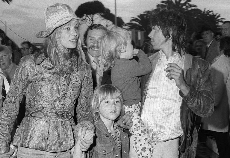 (FILES) This file photo taken on May 12, 1971 shows Rolling Stone guitarist Keith Richard (R), his actress wife Anita Pallenberg, and their children arrive at for the 25th International Cannes film festival to show their support for the screening of the documentary film "Gimme Shelter" chronicling the last weeks of The Rolling Stones' 1969 US tour. Anita Pallenberg, the globe-trotting actress and model who was best known as part of a love triangle within The Rolling Stones, has died aged 73, friends said on June 14, 2017. / AFP PHOTO / STRINGER