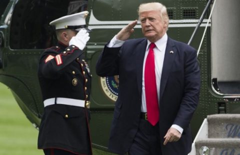 US President Donald Trump walks from Marine One upon arrival on the South Lawn of the White House in Washington, DC, June 16, 2017, following a trip to Miami, Florida where he announced his policy toward Cuba. / AFP PHOTO / SAUL LOEB