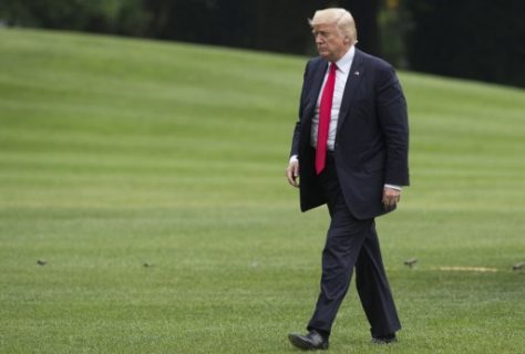 US President Donald Trump walks from Marine One upon arrival on the South Lawn of the White House in Washington, DC, June 16, 2017, following a trip to Miami, Florida where he announced his policy toward Cuba. / AFP PHOTO / SAUL LOEB