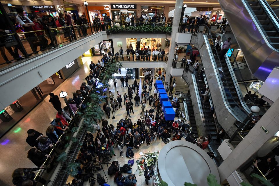 People attend a tribute for the victims a day after three women were killed in a bomb attack at the Andino mall, in Bogota, on June 18, 2017. Colombia's leaders and main rebel groups pledged Sunday that a mall bombing would not disrupt the country's peace process, even as authorities scrambled to find out who was behind the carnage. The victims -- two Colombians and a Frenchwoman -- perished when a device exploded in a ladies' restroom in the crowded Andino shopping centre in Bogota on Saturday. At least nine people were also wounded, officials said. / AFP PHOTO / Raul ARBOLEDA