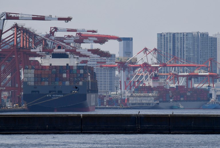 Container ships anchor at a pier in Tokyo port on June 19, 2017. Japan logged a surprise deficit of 203 billion yen (1.8 billion USD), the first red ink in four months, according to data from the finance ministry, despite market expectations for a surplus. / AFP PHOTO / Toshifumi KITAMURA