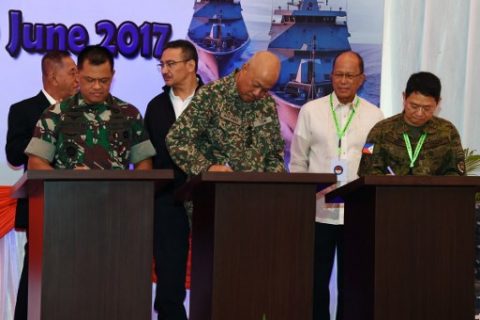 This handout photograph taken and released by the Indonesian National Armed Forces on June 19, 2017 shows (front L to R) Indonesia's military chief Gatot Nurmantyo, Malaysia's armed forces chief Raja Mohamed Affandi, and Philippines' Chief of staff of the armed forces Eduardo Ano, (back L to R) Indonesia's minister of defence Ryamizard Ryacudu, Malaysia's minister of defence Hishammuddin Hussein, and Philippines' Secretary of National Defense Delfin Lorenzana, signing agreements for the "trilateral coordinated maritime patrol" in Tarakan, North Kalimantan. Indonesia, Malaysia and the Philippines began joint naval patrols in their region on June 19 as threats from extremist groups increase. The "trilateral coordinated maritime patrol" was launched amid continuing battles between Philippine troops and Islamist gunmen loyal to the Islamic State group, who have seized part of the city of Marawi in the southern Philippine island of Mindanao. / AFP PHOTO / INDONESIAN NATIONAL ARMED FORCES / Handout / RESTRICTED TO EDITORIAL USE - MANDATORY CREDIT "AFP PHOTO / INDONESIAN NATIONAL ARMED FORCES" - NO MARKETING NO ADVERTISING CAMPAIGNS - DISTRIBUTED AS A SERVICE TO CLIENTS
