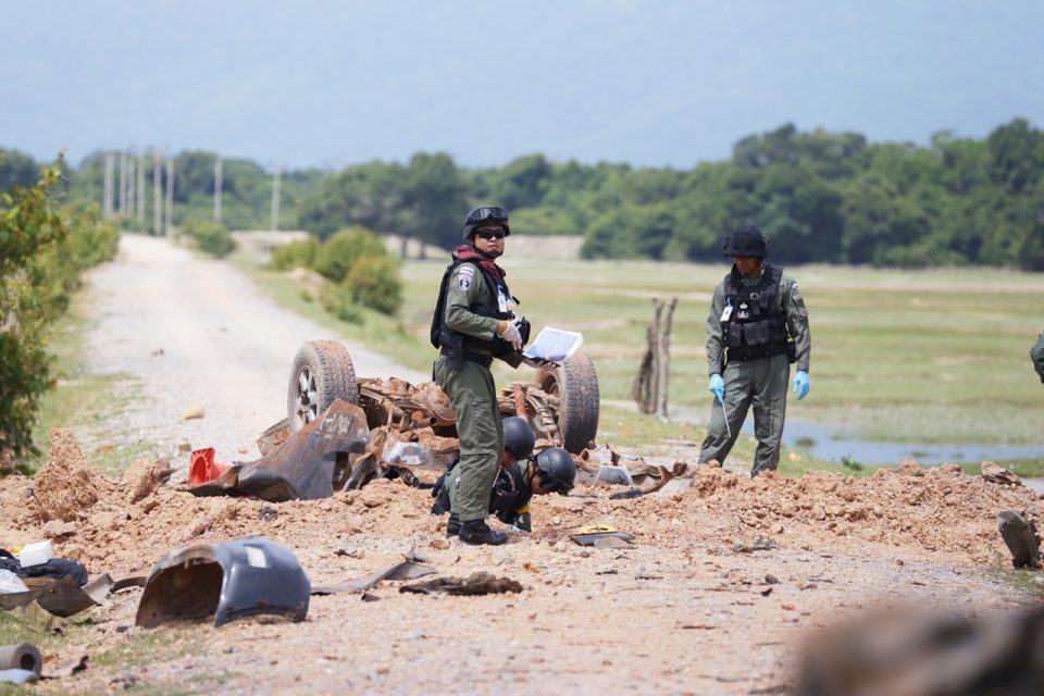 Thai Army forensic workers inspect the site of a roadside bomb that targeted a Thai army patrol in southern Thailand's Pattani province on June 19, 2017. Six Thai soldiers were killed when their patrol vehicle hit a roadside bomb in the insurgency-plagued south on June 19, police said. / AFP PHOTO / TUWAEDANIYA MERINGING