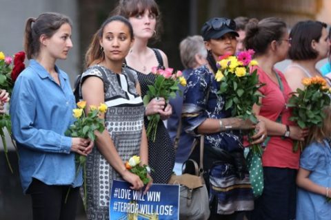 People gather to attend a vigil outside Finsbury Park Mosque, close to the scene of a van attack in Finsbury Park, north London on June 19, 2017. Ten people were injured when a van drove into a crowd of Muslim worshippers near a mosque in London in the early hours of Monday, and a man who had been taken ill before the attack died at the scene. / AFP PHOTO / Isabel INFANTES