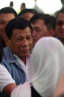 Philippines' President Rodrigo Duterte meets evacuess from Marawi at an evacuation center in Iligan on the southern island of Mindanao on June 20, 2017. President Rodrigo Duterte apologized on June 20 for aerial bombings that have destroyed a large part of the Philippines' main Muslim city but said it was necessary to crush self-styled Islamic State followers. / AFP PHOTO / Ted ALJIBE