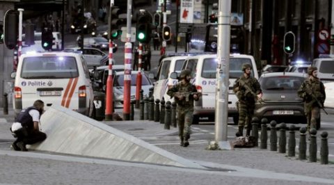 Police officials and soldiers stand alert in a cordoned off area outside Gare Centrale in Brussels on June 20, 2017, after an explosion in the Belgian capital.  / AFP PHOTO / THIERRY ROGE / Belgium OUT