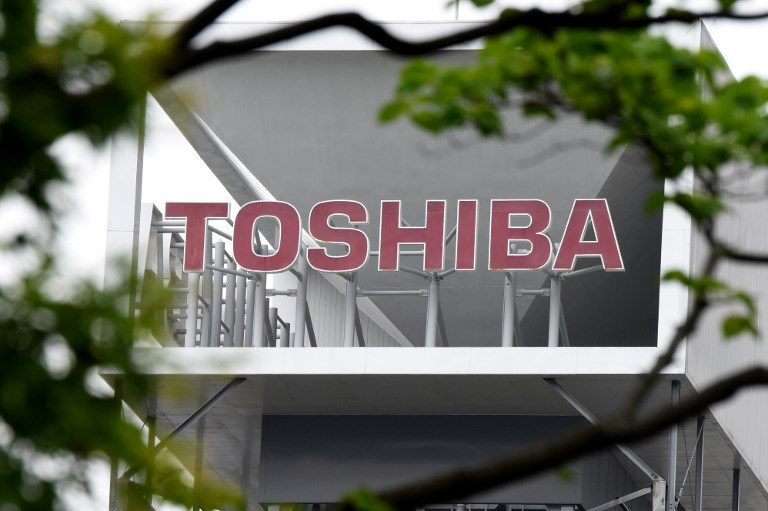 (FILES) This file photo taken on May 15, 2017 shows the logo of troubled conglomerate Toshiba at the headquarters in Tokyo. Toshiba said on June 21, 2017 it will hold exclusive talks with a consortium of US, South Korean and state-backed Japanese investors to sell its prized memory chip business, as the loss-hit conglomerate scrambles to raise cash. / AFP PHOTO / Toru YAMANAKA