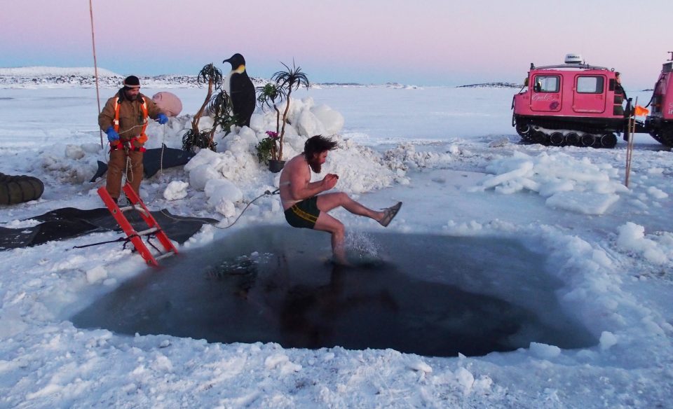 An undated handout photo received on June 21, 2017, from the Australian Antarctic Division shows an expeditioner stationed at Australia's Davis Station taking the plunge to celebrate the winter solstice. The winters solstice is the shortest day year and the celebrations to mark the start of longer days date back over 100 years of explorers past. / AFP PHOTO / AUSTRALIAN ANTARCTIC DIVISION / ROBERT BONNEY / AFP PHOTO / ROBERT BONNEY / AUSTRALIAN ANTARCTIC DIVISION --EDITORS NOTE --- ONE TIME USE --RESTRICTED TO EDITORIAL USE -- MANDATORY CREDIT "AFP PHOTO / ROBERT BONNEY AUSTRALIAN ANTARCTIC DIVISION" -- NO MARKETING NO ADVERTISING CAMPAIGNS - DISTRIBUTED AS A SERVICE TO CLIENTS - NO ARCHIVES -- /