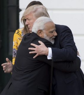 US President Donald Trump and First Lady Melania Trump bid farewell to Indian Prime Minister Narendra Modi on the South Lawn of the White House in Washington, DC, June 26, 2017, following meetings and dnner. / AFP PHOTO / SAUL LOEB