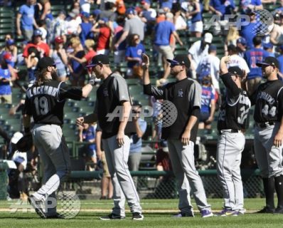 CHICAGO, IL - JUNE 10: The Colorado Rockies celebrate their win against the Chicago Cubs on June 10, 2017 at Wrigley Field in Chicago, Illinois. The Rockies defeated the Cubs 9-1. David Banks/Getty Images/AFP DAVID BANKS / GETTY IMAGES NORTH AMERICA / AFP